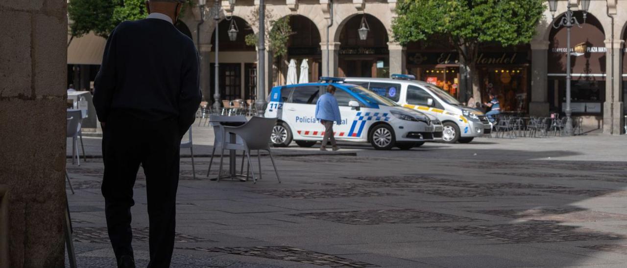 Un hombre camina hacia la Plaza Mayor. |