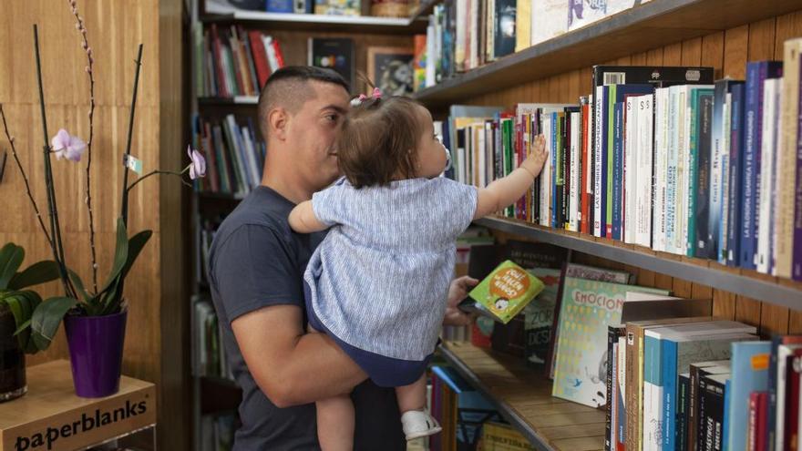 Una niña en el interior de una librería zamorana.