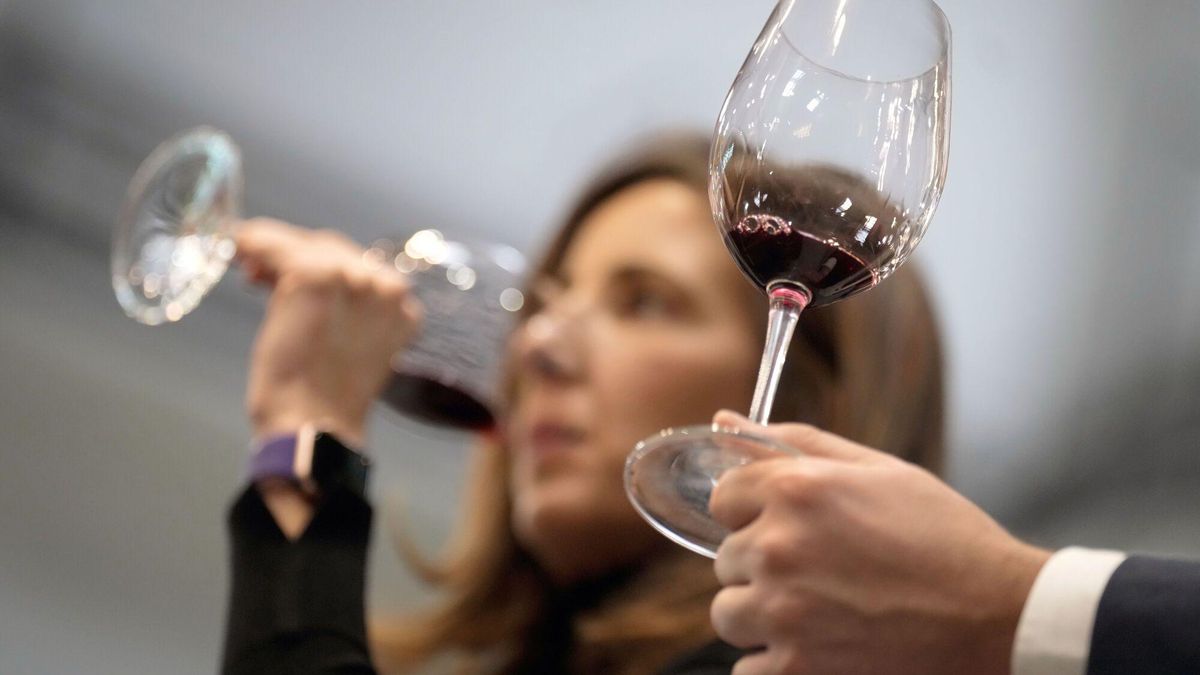 Degustación de vinos en una feria.