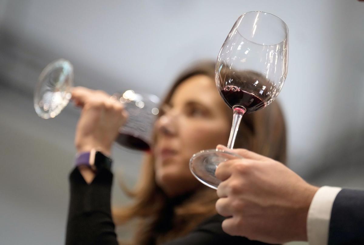 Una visitante de la Barcelona Wine Week prueba un vino tinto durante la feria.