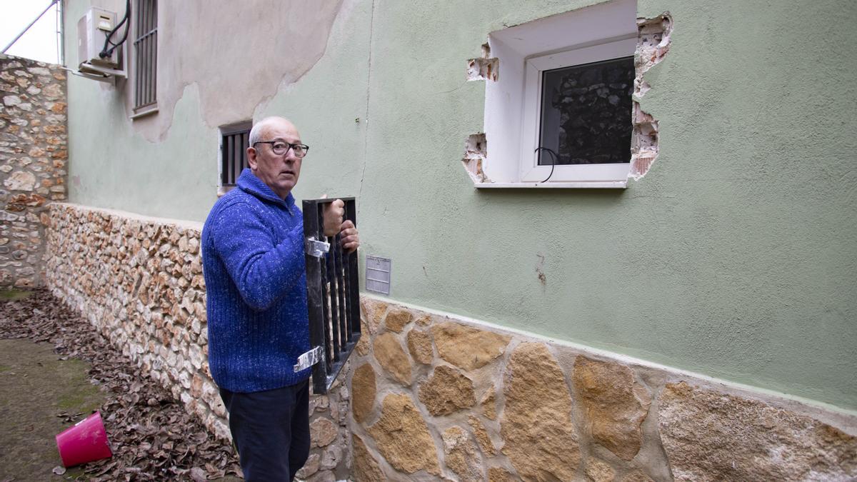Genaro Marchirant, con la reja que los ladrones arrancaron para colarse en su casa por una ventana del baño.