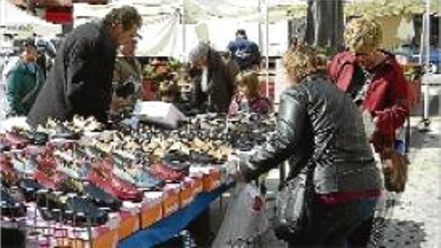 Un dels paradistes del mercat d&#039;ahir a la plaça de Cabrinetty