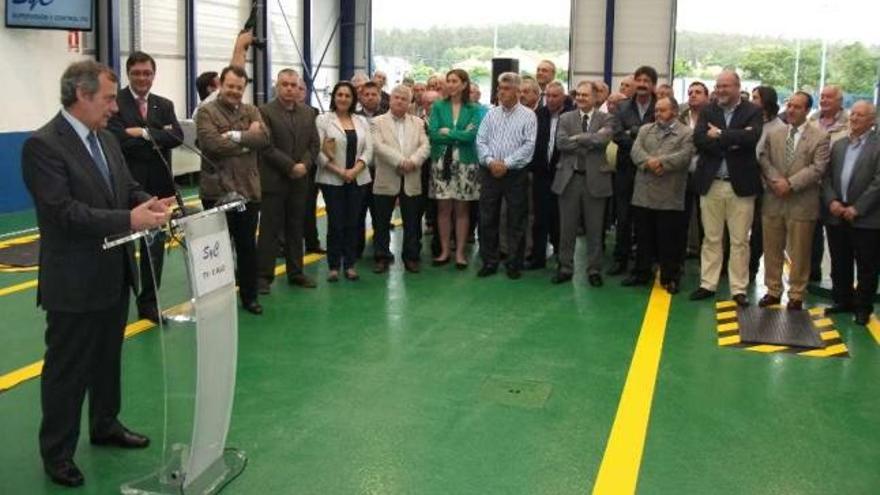 De Castro, a la izquierda, con alcaldes, ediles y representantes de Industria, ayer, en la inauguración. / m. c. s.