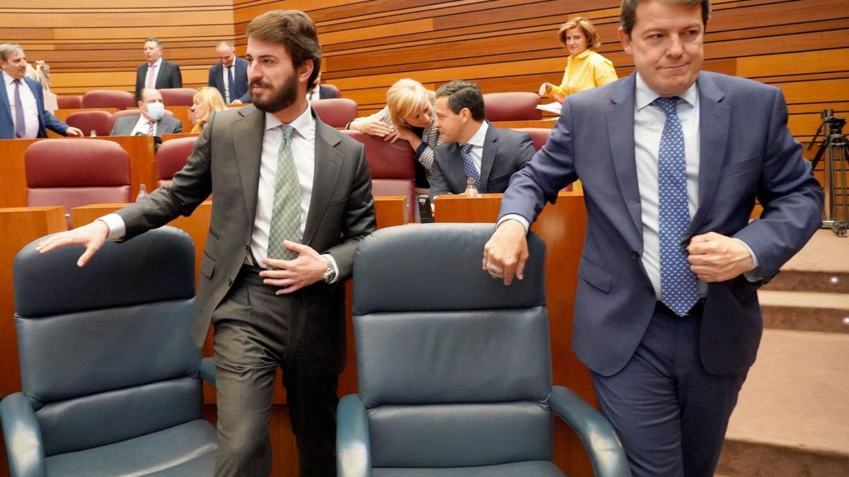 El presidente de la Junta, Alfonso Fernández Mañueco, junto al vicepresidente Juan García-Gallardo, en el pleno en las Cortes de Castilla y León.