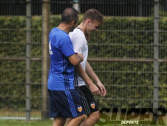 La plantilla entrena bajo la lluvia con el 'shock'