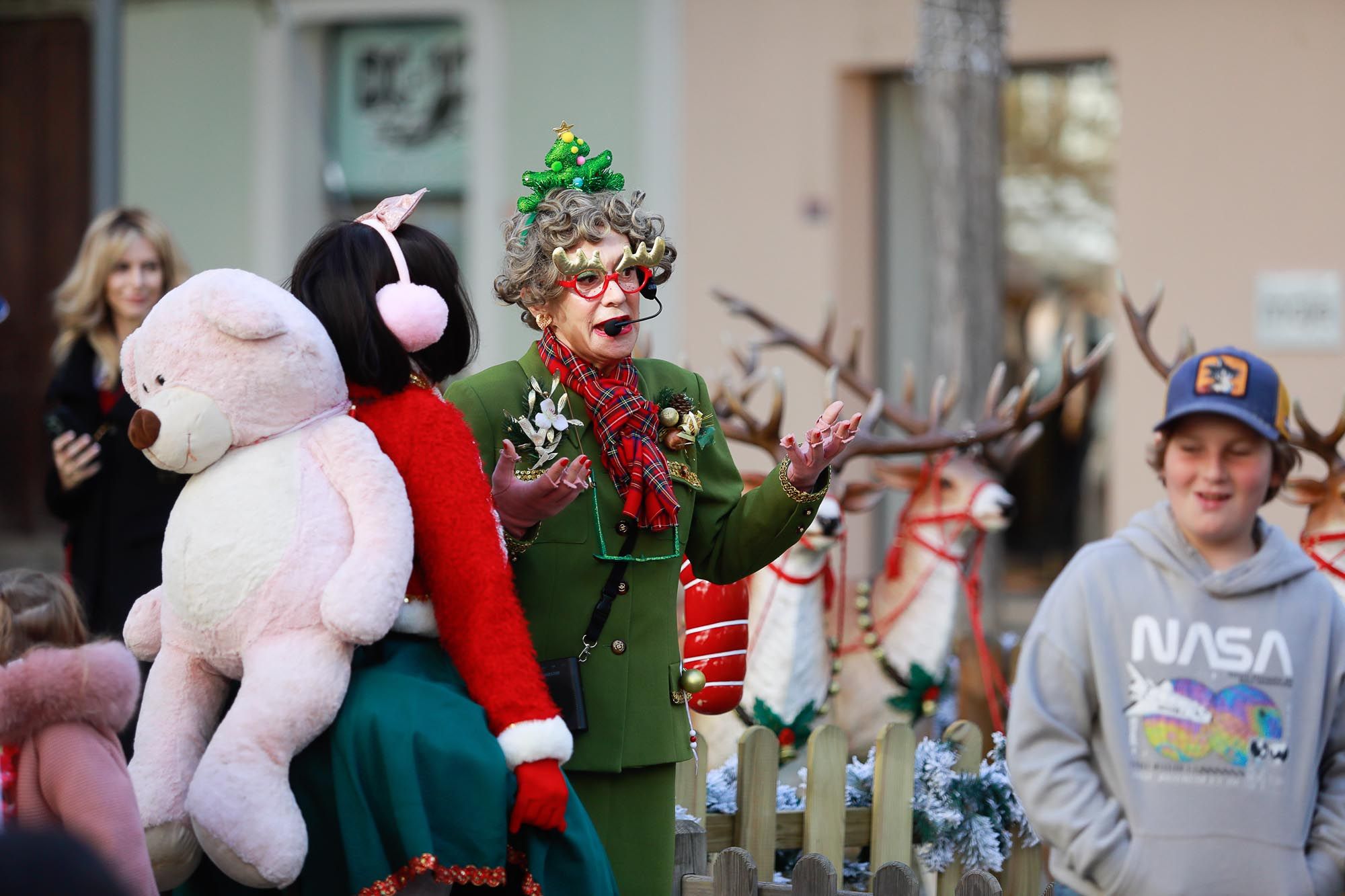 Renos y elfos en la casita de papá Noel en Ibiza