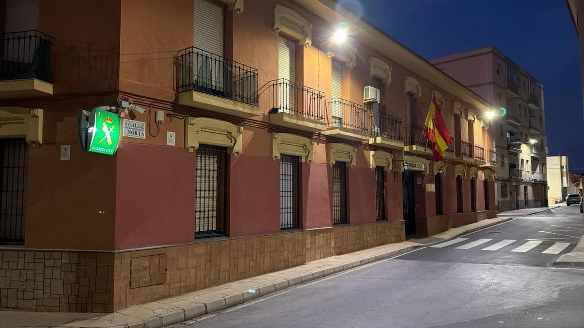 Exterior del cuartel de la Guardia Civil de La Unión, fotografiado este miércoles por la noche, cerrado.