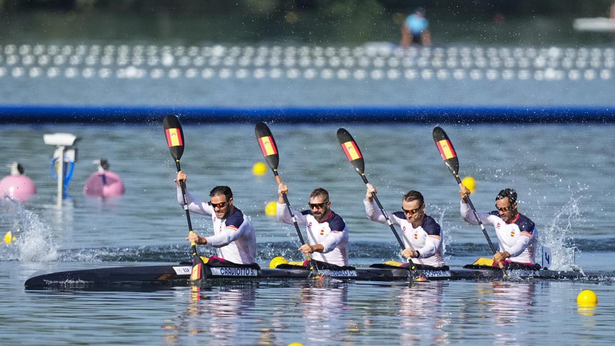 Los integrantes del K4 500 español, Saul Craviotto, Carlos Arévalo, Marcus Cooper y Rodrigo Germade durante su serie clasificatoria en los Juegos Olímpicos de París 2024