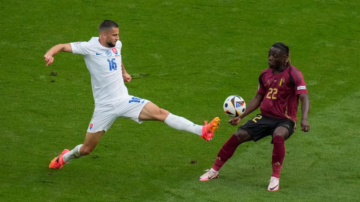 David Hancko, en una acción con Jeremy Doku