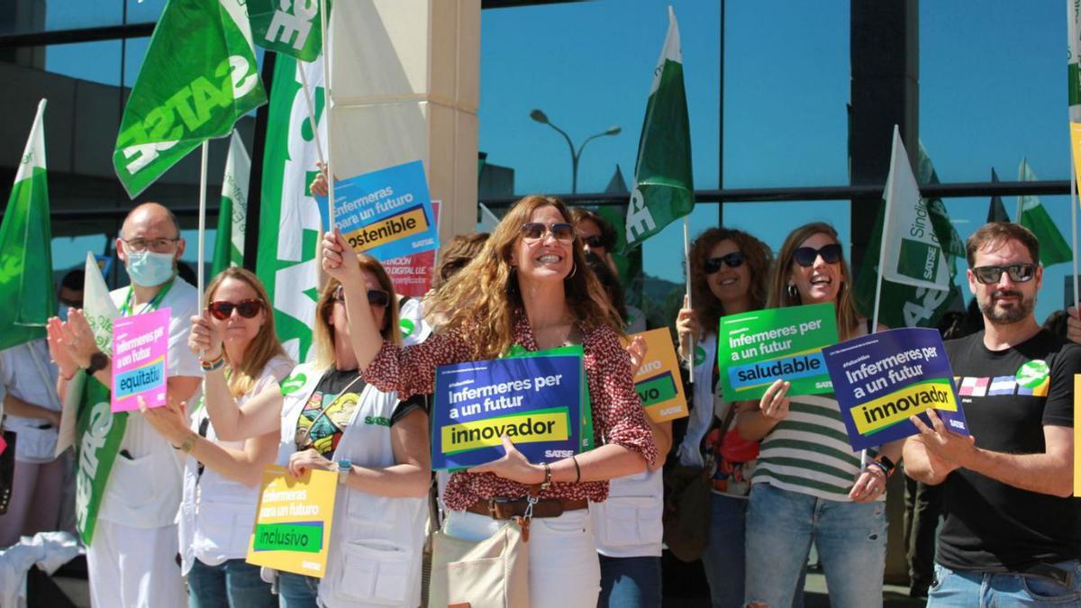 Los sanitarios salieron ayer a la calle para exigir más inversión en su desarrollo profesional. | SATSE