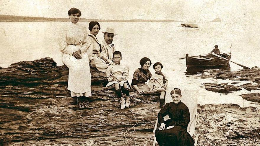 La família Dalí en una imatge presa a Cadaqués l&#039;any 1910