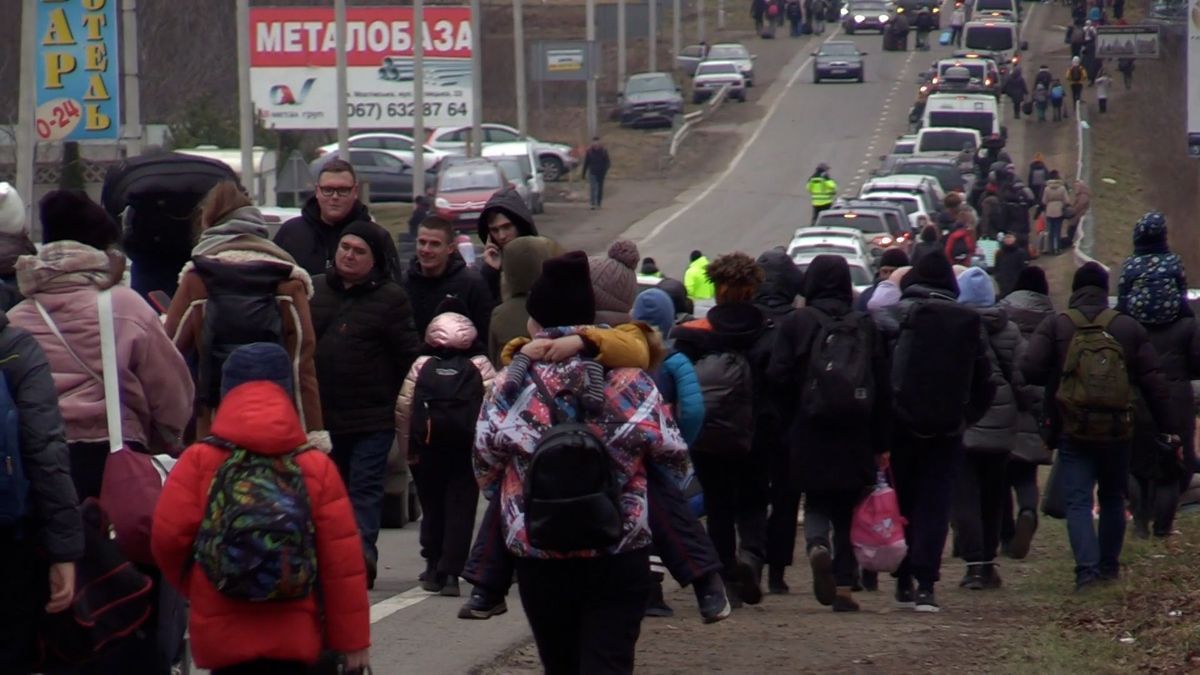 Refugiados huyen de Ucrania.