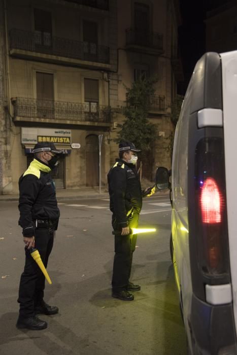 Control policial a la Bonavista de Manresa durant el toc de queda