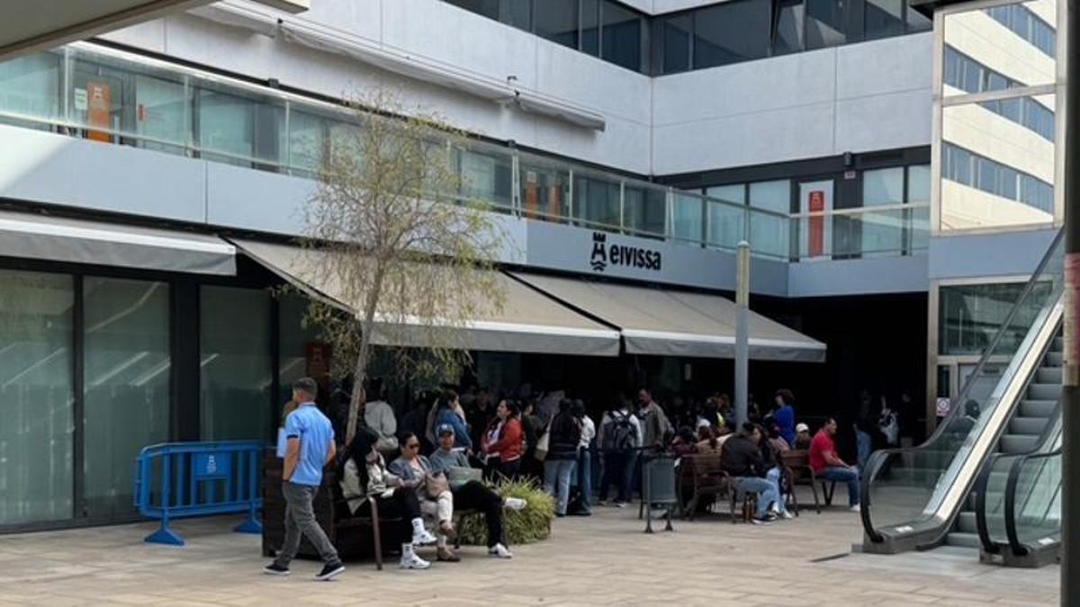 La fila para la tramitación de informes de vulnerabilidad este miércoles en Ibiza.