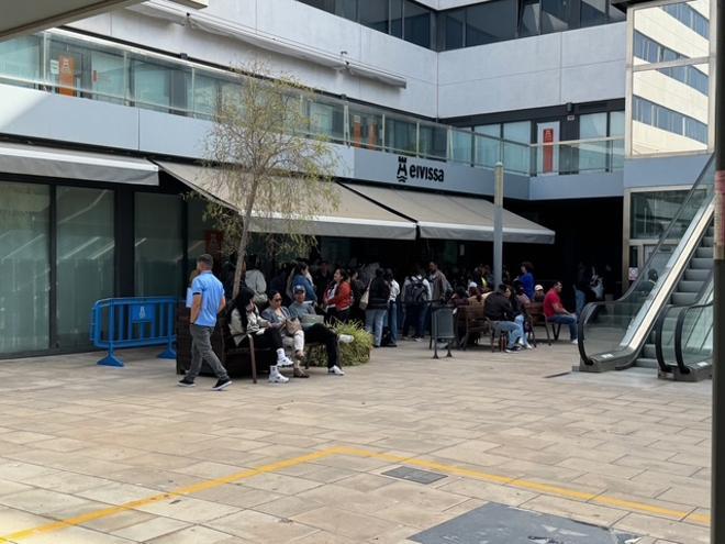 "Nadie apuesta por ti, y menos si eres extranjero": una pastelera peruana de 23 años intenta conseguir su informe de vulnerabilidad en Ibiza tras la muerte de su padre
