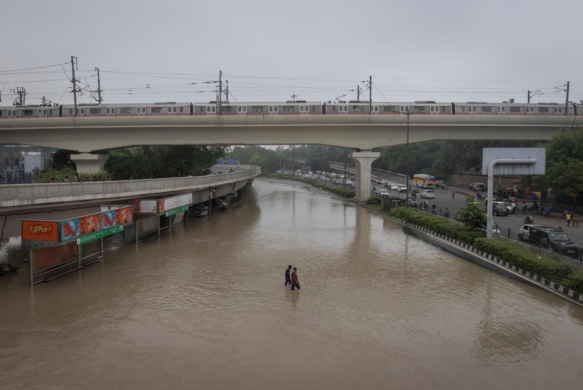 El aumento del nivel del agua del río Yamuna después de las lluvias monzónicas en Nueva Delhi.