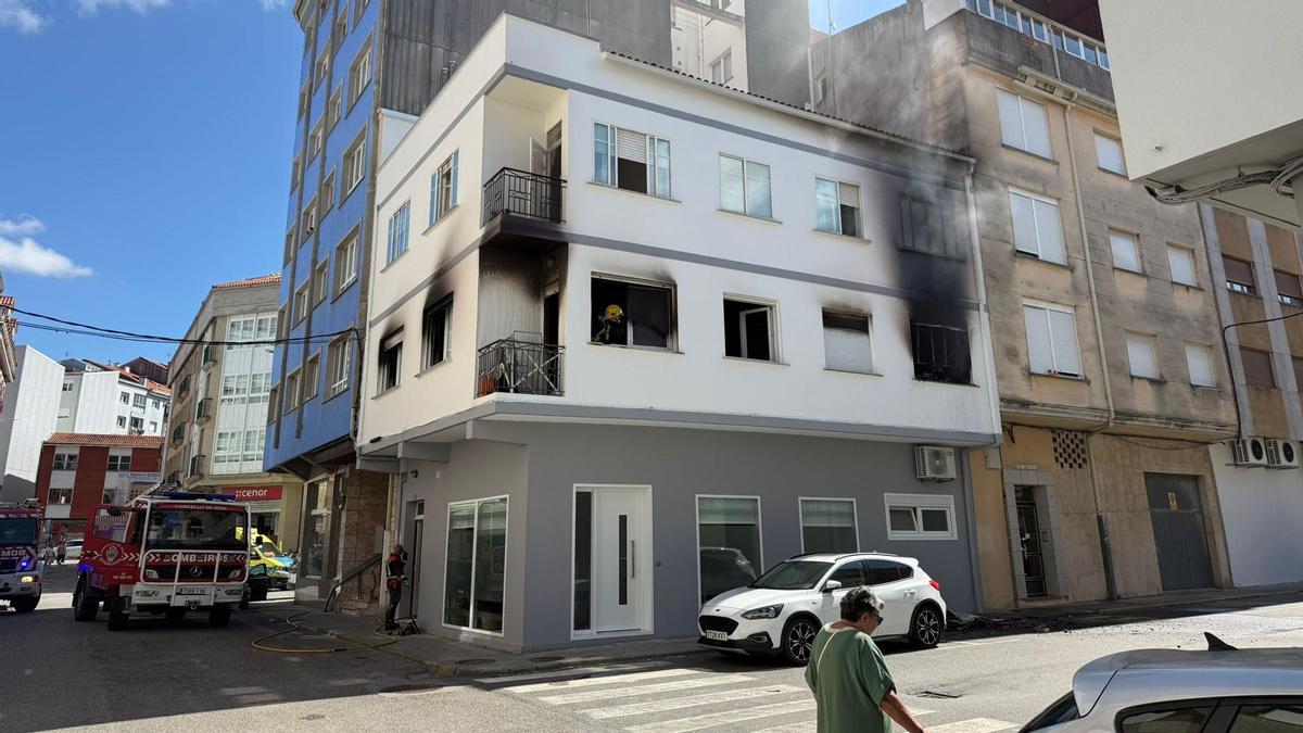 Bomberos extinguiendo el incendio en la vivienda de la calle Chile.