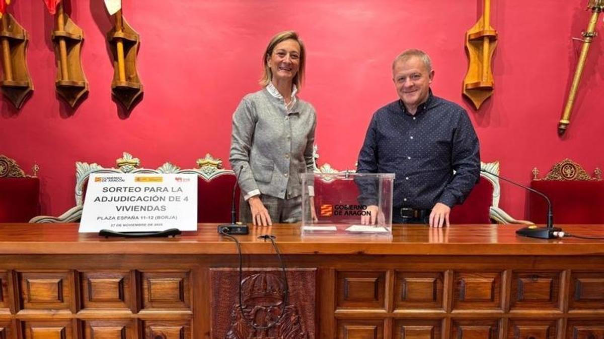 La directora gerente de Suelo y Vivienda de Aragón, Inmaculada Aured, y el alcalde de Borja, Alberto Arilla, han presidido el sorteo.
