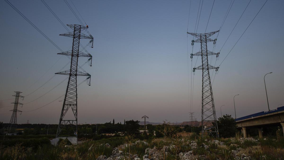 El encarecimiento de la luz se ha desbocado y el precio medio mensual ronda ya los en 253 euros.