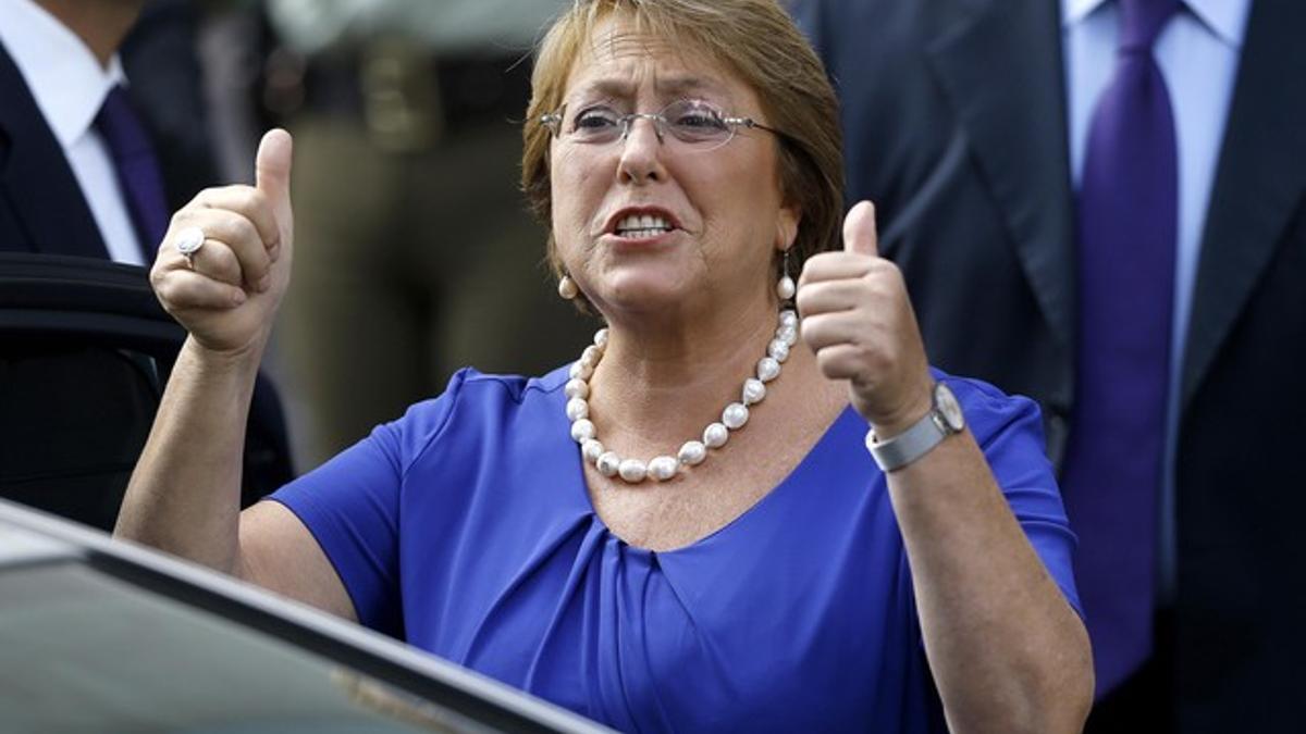 Michelle Bachelet saluda a sus seguidores, este lunes en Santiago.