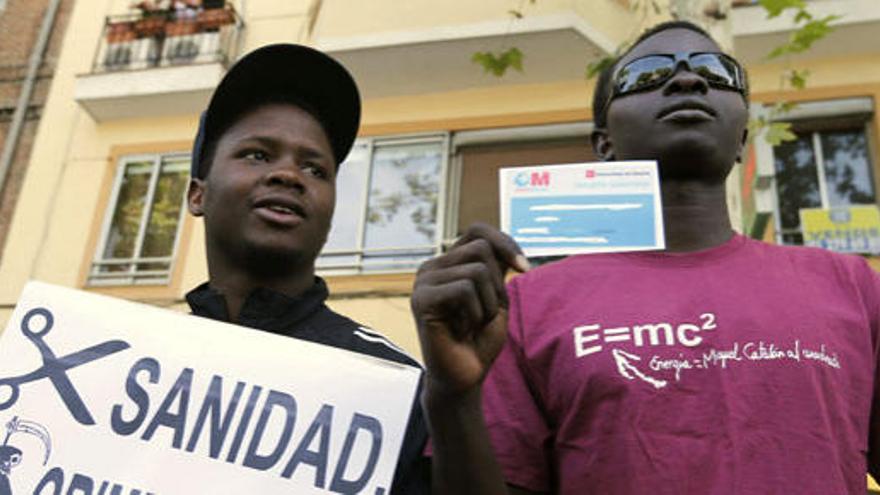 Inmigrantes protestan en Madrid contra los recortes en Sanidad.