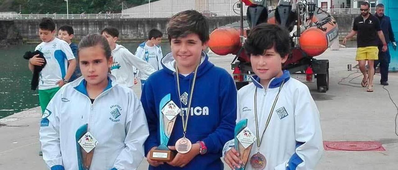 Los palistas del Fertiberia, con los trofeos conseguidos en Candás.