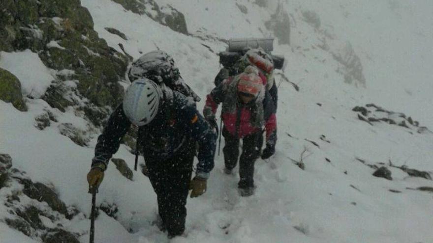 Rescatados dos montañeros tras pasar la noche en los ibones