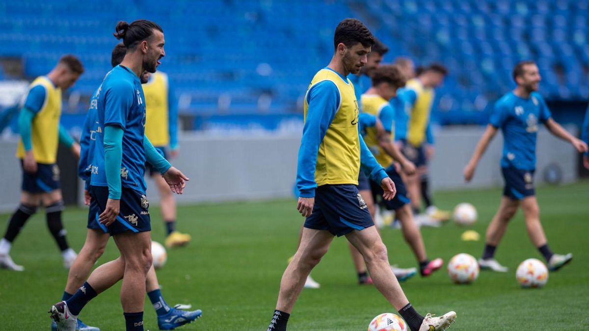 Pablo Martínez y Jaime Sánchez, sobre el césped de Riazor. |  // CASTELEIRO / ROLLER AGENCIA