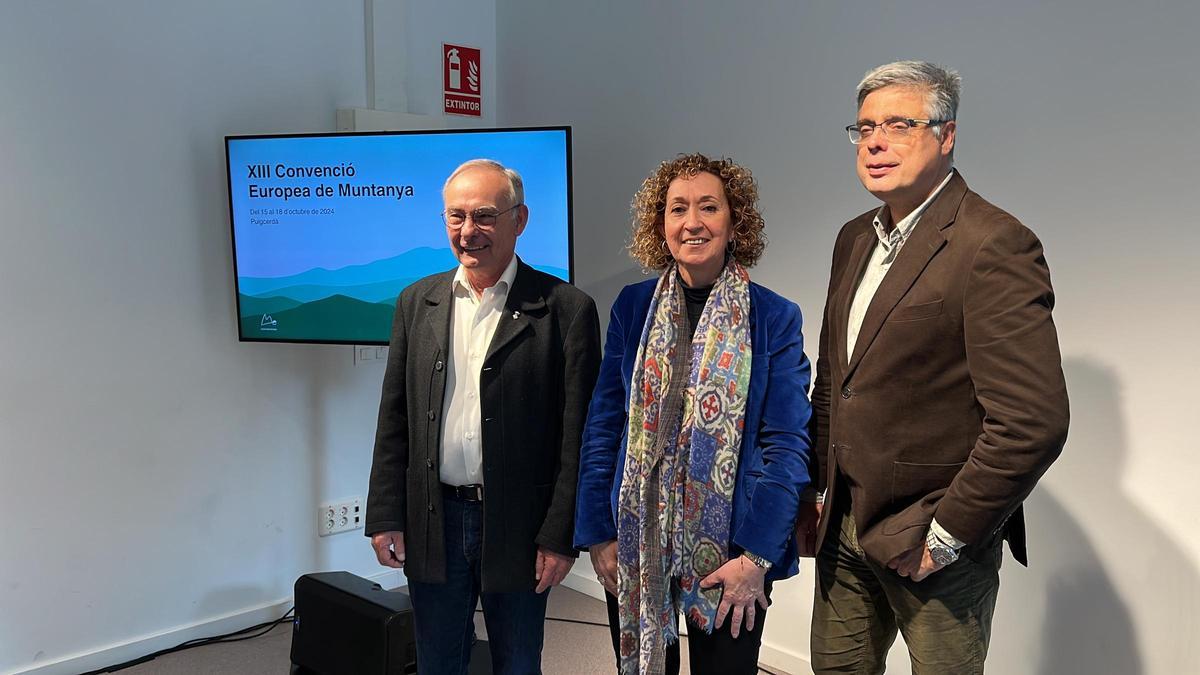 La consellera de Territori, Ester Capella, amb el director del CREAF, Joan Pino i l'alcalde de Puigcerdà, Jordi Gassió, després de presentar el congrés d'Euromontana que acollirà la capital cerdana a l'octubre.