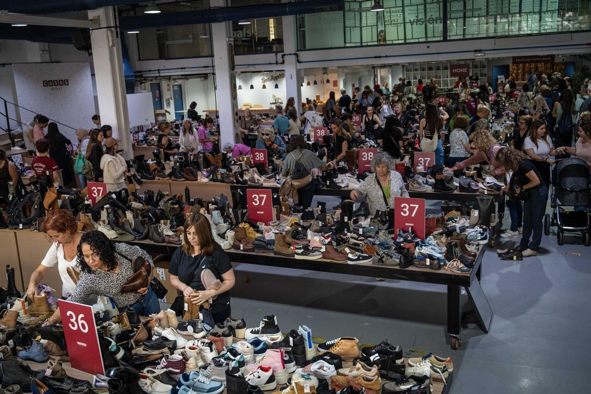 Ambiente en el outlet efímero de la cadena de zapaterías Casas, que ofrece descuentos en marcas como Converse, Aro o Camper, en Barcelona, el 22 de octubre de 2025.