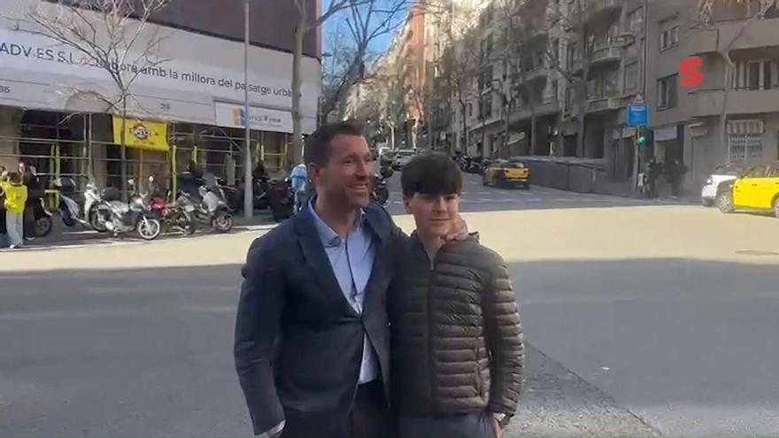 El precandidato posó ante el mural junto a Alex, hijo del economista Ivan Cabeza, miembro de su proyecto