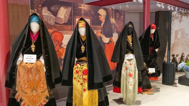 Sobre estas liñas, exposición de traxe tradicional. Á dereita, Certame de gaita e tamboril en 2025.   | //D.P.