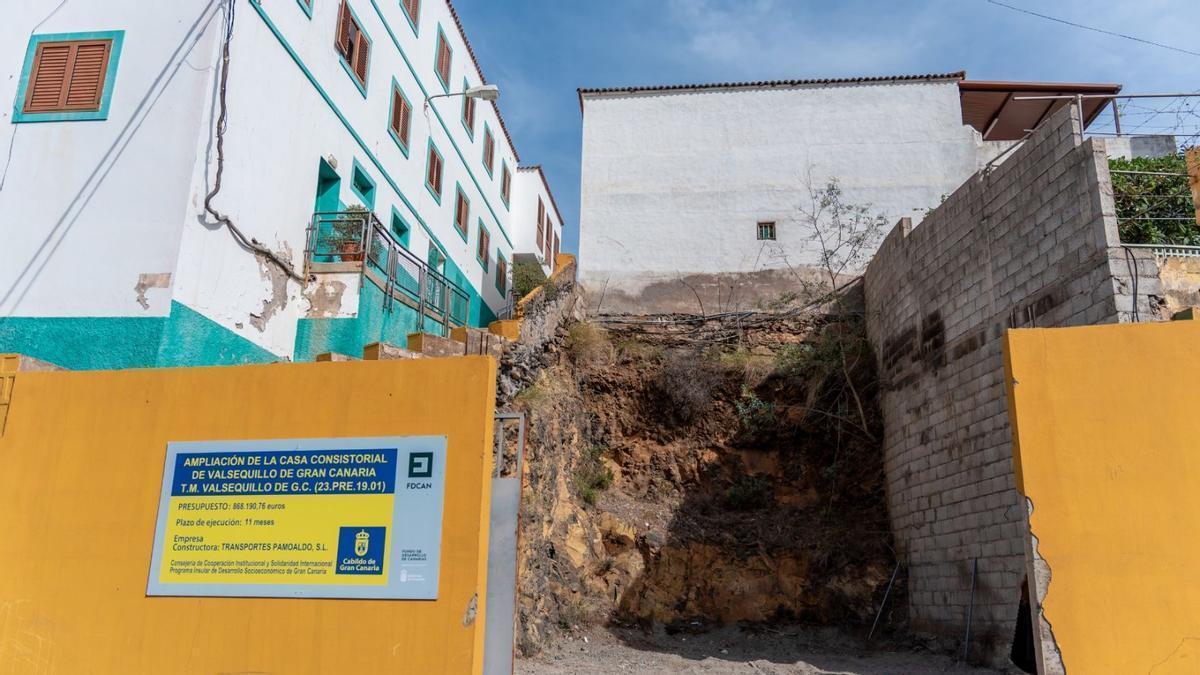 El cartel de los trabajos que debían haber empezado para la ampliación de la Casa Consistorial.