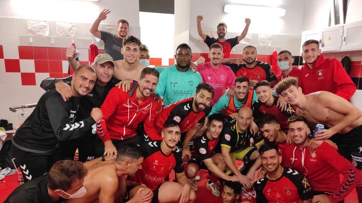Jugadores del Salerm Puente Genil celebran una victoria en el Estadio Manuel Polinario.