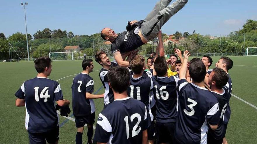 Los jugadores del Areosa mantean a su entrenador Joao, tras lograr el ascenso. // Marta G. Brea