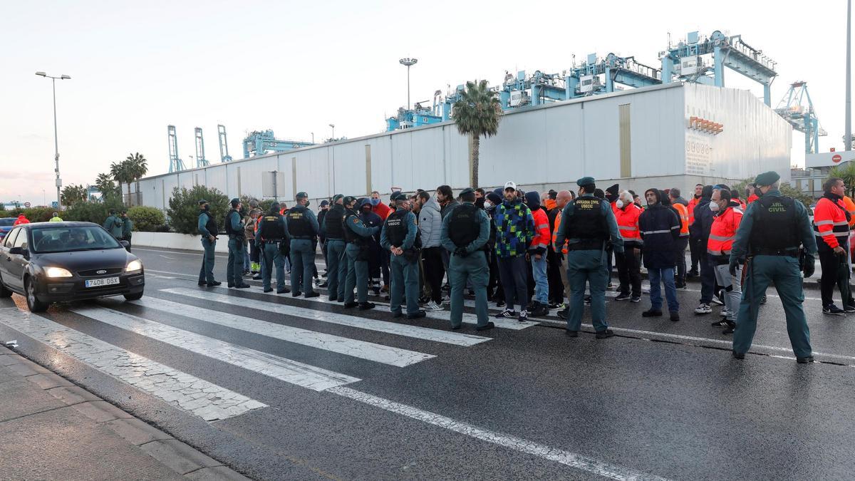 Piquetes a la entrada del puerto de Algeciras.