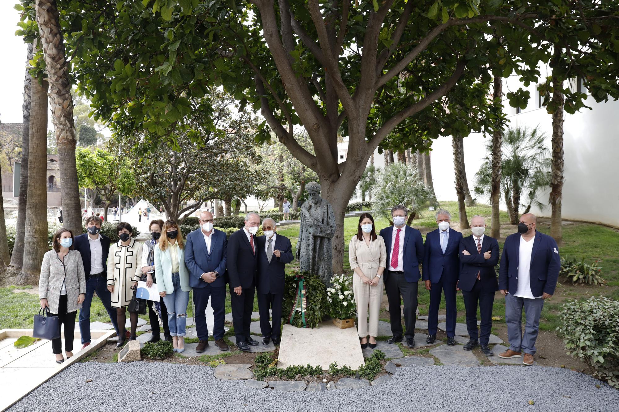 Ofrenda floral al monumento de Ibn Gabirol en Málaga