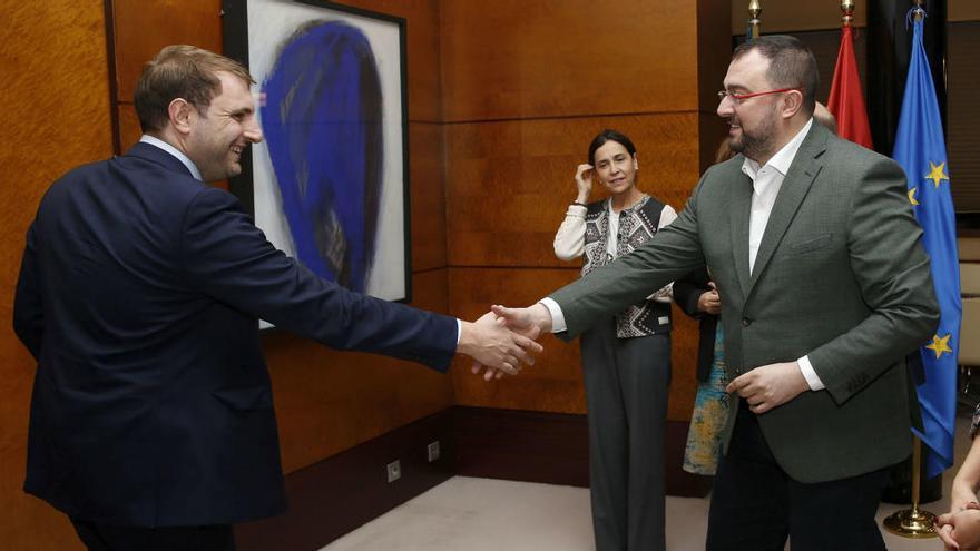 Adrián Barbón saluda al portavoz de Foro en la Junta General, Adrián Pumares, al inicio de la reunión negociadora del jueves.