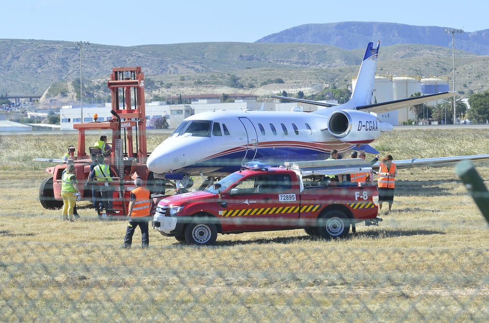 El aeropuerto estuvo inoperativo durante casi cuatro horas tras salirse de la pista un jet privado por un problema al aterrizar, posiblemente un reventón