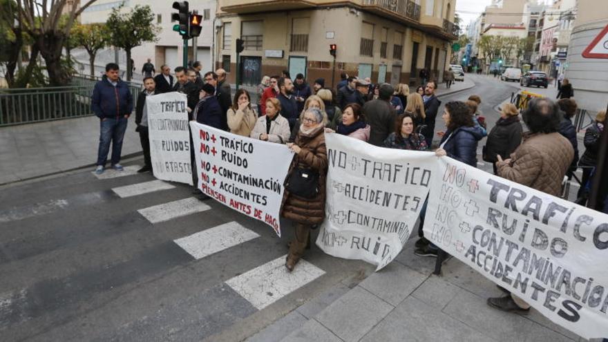 Vecinos y comerciantes vuelven a cortar el tráfico en el centro de Elche en plena hora punta