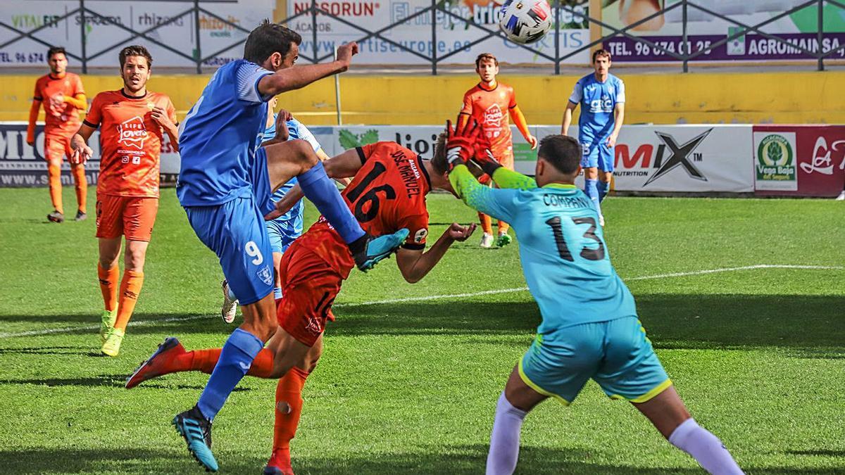 El Atzeneta en el partido disputado ante el Orihuela, a domicilio. | TONY SEVILLA