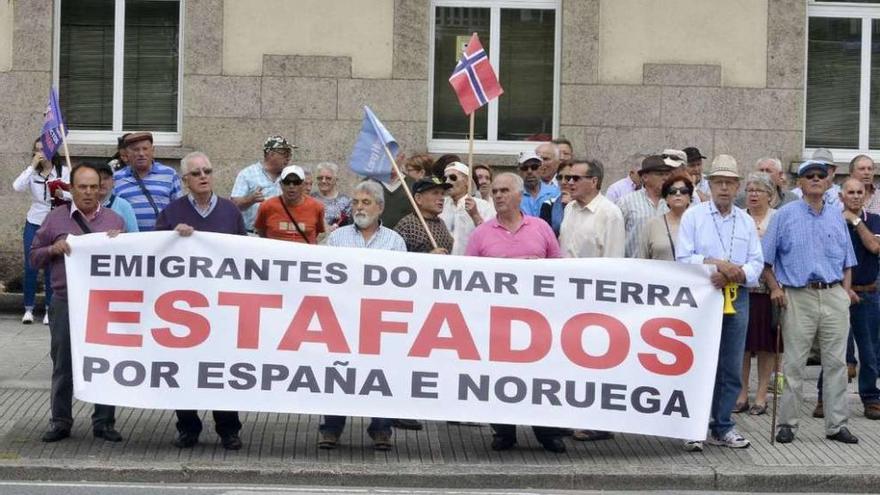 Manifestación de los exmarinos gallegos de la plataforma Long Hope, en A Coruña.