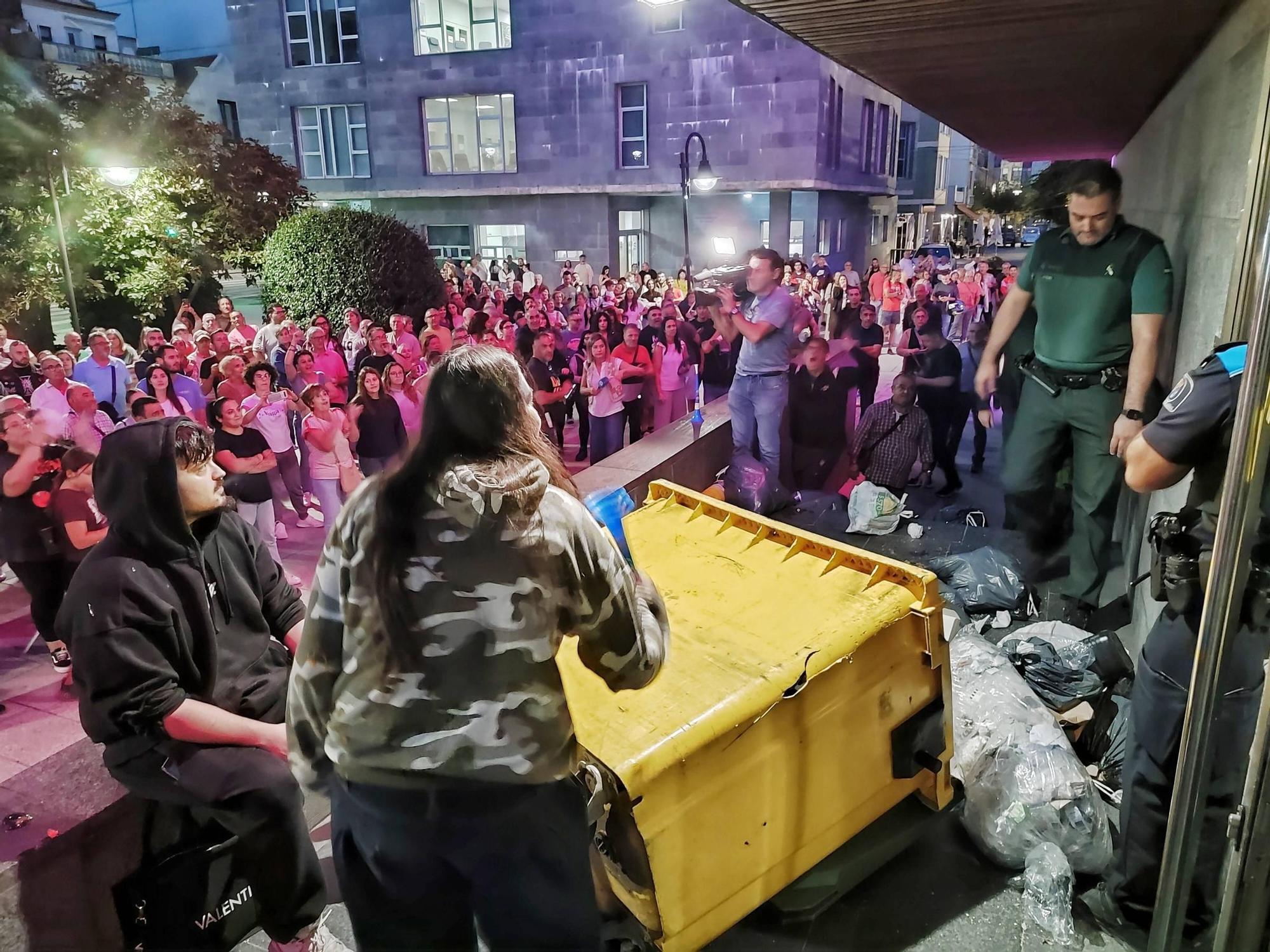 Multidudinaria protesta contra la subida de la basura en Cangas