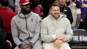El gesto de LeBron en el debut de Doncic que da la vuelta al mundo El gesto de LeBron en el debut de Doncic que da la vuelta al mundo