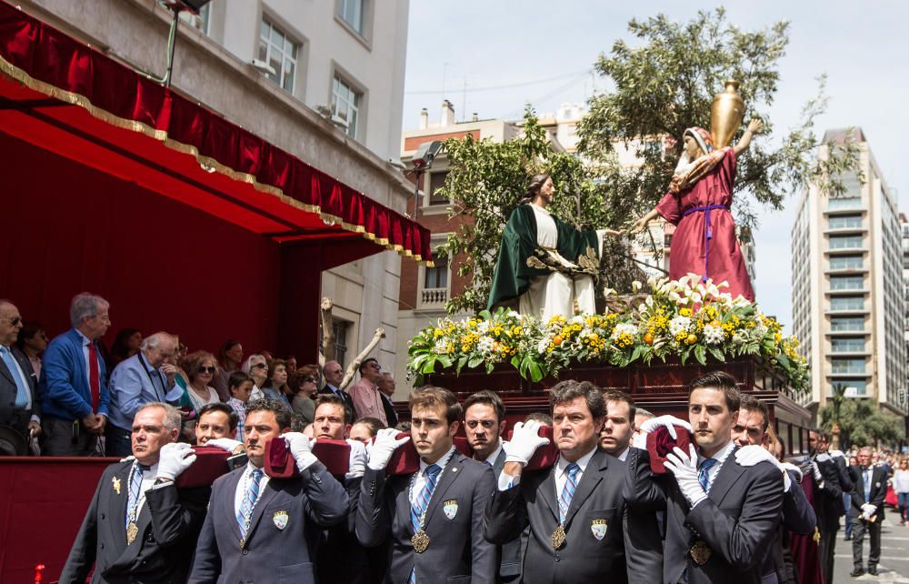 Las calles de Alicante se llenan de fieles en las procesiones del Domingo de Ramos