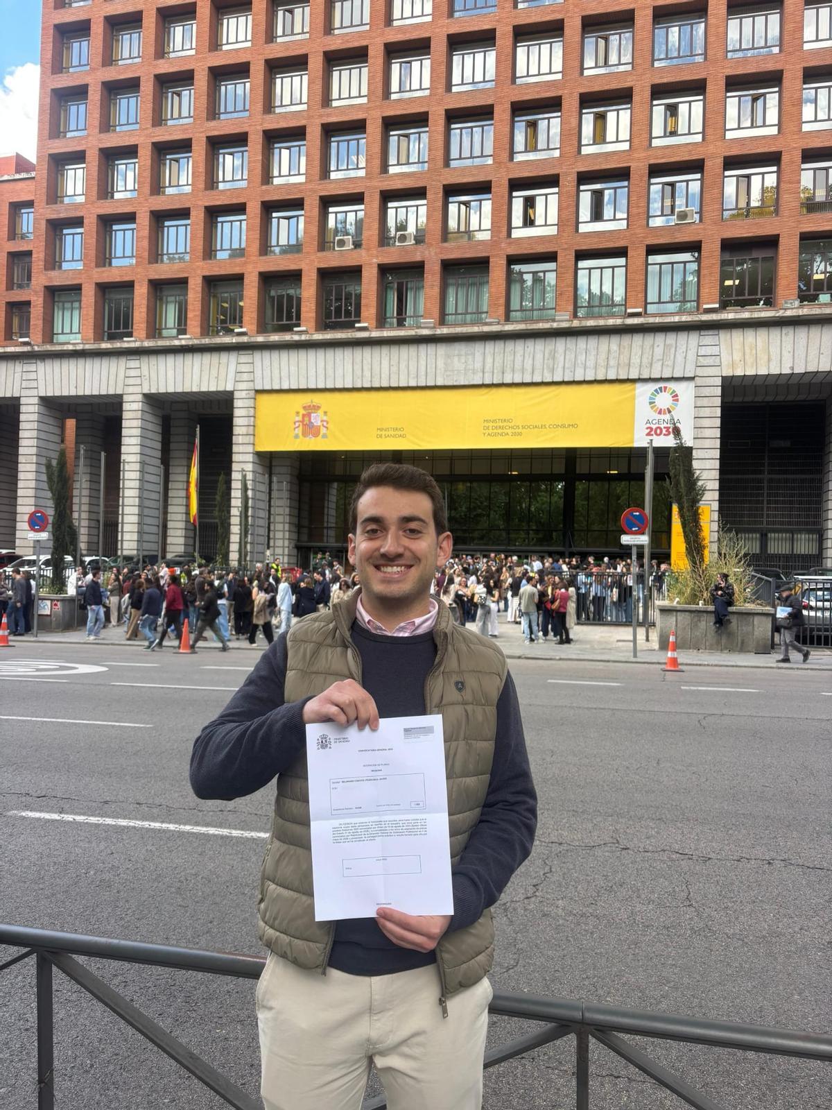 Javier Bejarano, a las puertas del Ministerio de Sanidad (Madrid), tras su elección de residencia.