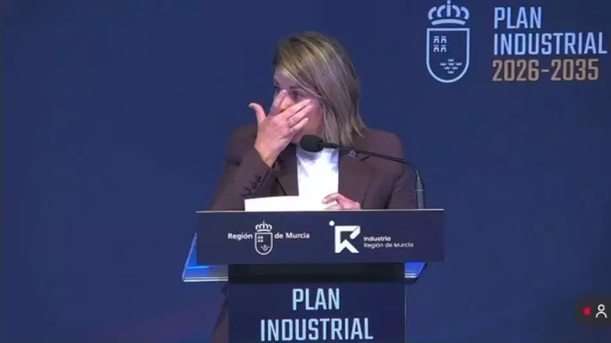 Noelia Arroyo, emocionada en la presentación del Plan Industrial al recibir una ovación del resto de asistentes tras la moción de censura