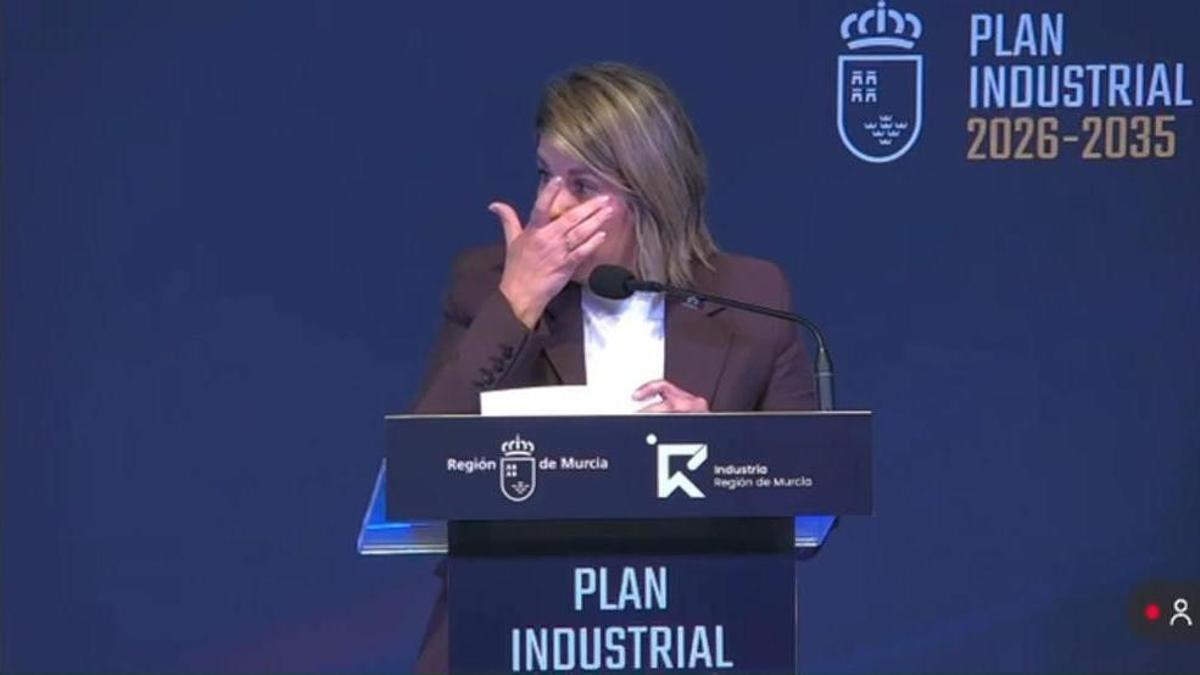 Noelia Arroyo, emocionada en la presentación del Plan Industrial al recibir una ovación del resto de asistentes tras la moción de censura