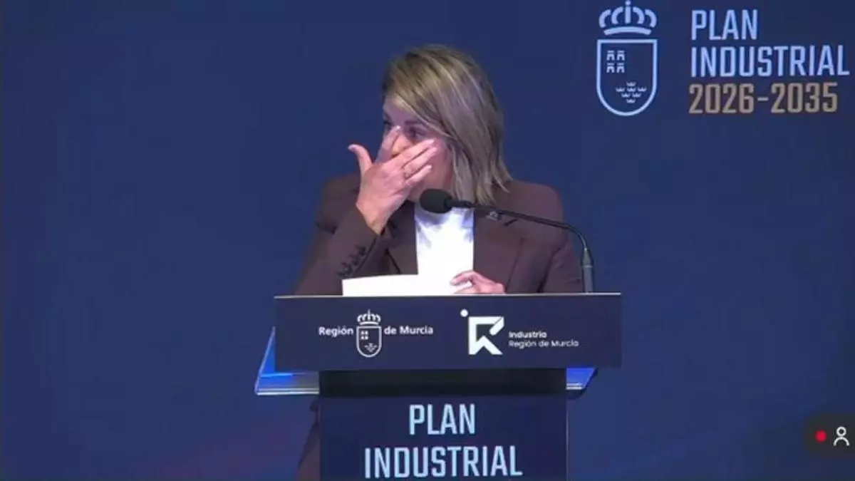 Noelia Arroyo, emocionada al recibir una ovación en la presentación del Plan Industrial ante la moción de censura