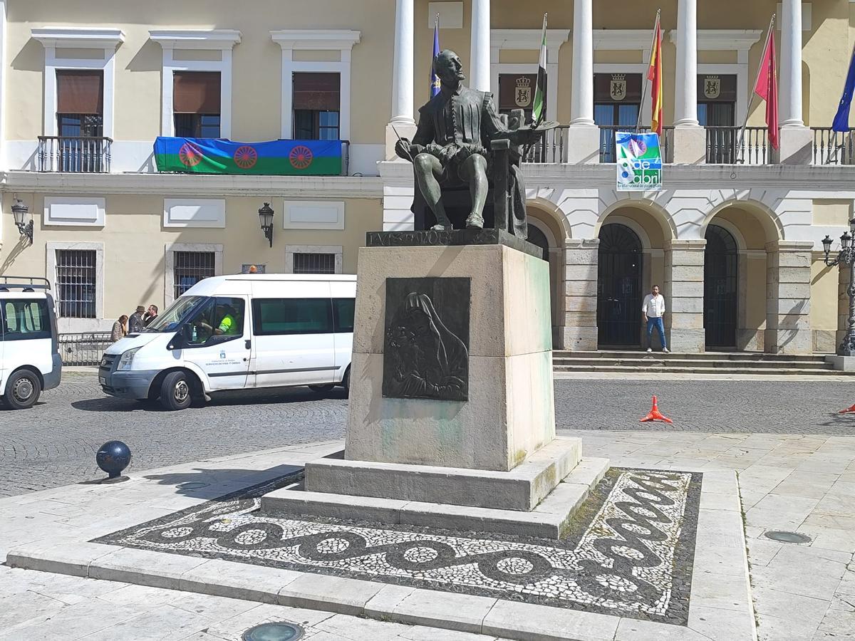 Estatua en homenaje a Luis de Morales en la Plaza de España, Badajoz.